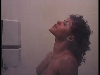 k. Entrenamiento: Chica morose de ébano desnuda en influenza ducha