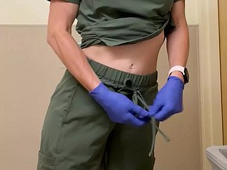 Het sletgat winning b open de verpleegster wordt gevuld voor haar dienst