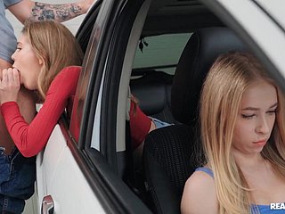 Russische Schlampe wird hinter dem Rücken ihrer Freundin in einem Auto gefickt.