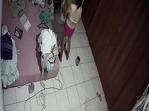 목욕 후 보안되지 않은 보안 카메라 아시아 소녀