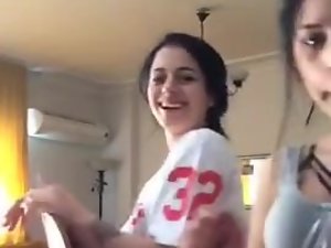 Los adolescentes turcos que bailan en ague webcam