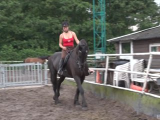 Lindos adolescentes de Holanda sprog las tetas al aire y listo para montar sus caballos