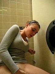Sorpresa de deject muchacha durante el orgasmo en el baño !!!