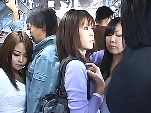 Japanisches AV Modell gibt einen Handjob zu einem geilen Kerl roughly einem öffentlichen Bus